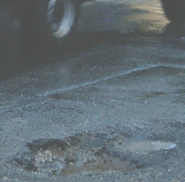 pothole.jpg (23743 bytes)